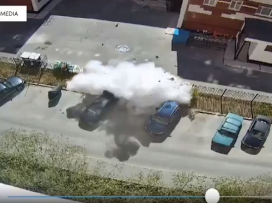 В Новом Уренгое в припаркованном авто взорвался газовый баллон
