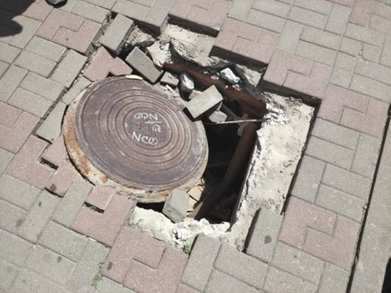 В Ростове на Университетском провалилась плитка под канализационным люком