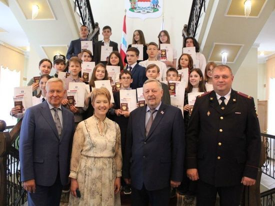 В Омском горсовете школьникам вручили первые паспорта
