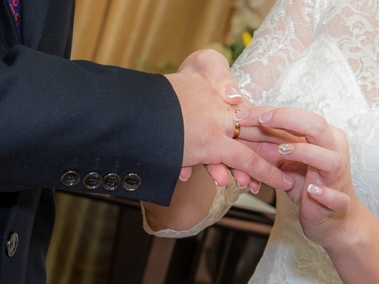 Более 300 пар в Челябинской области зарегистрируют брак в День семьи, любви и верности