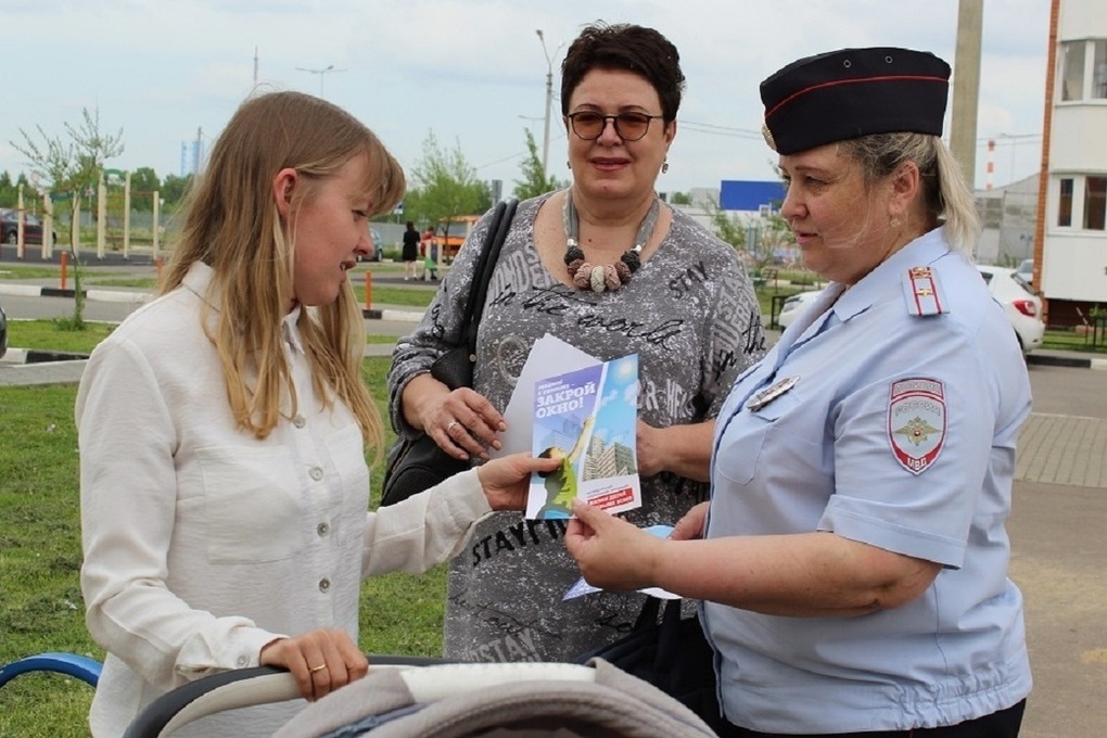 Полиция подмосковья. Полиция Подмосковье. Полиция Серпухов. Это инспектор делам несовершеннолетних. Сотрудник по делам несовершеннолетних.