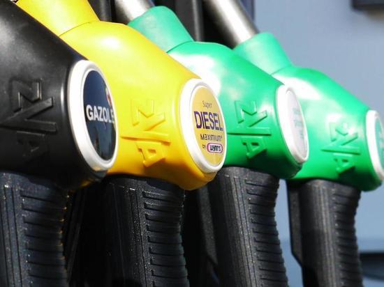 Росстат: в России снизились цены на бензин