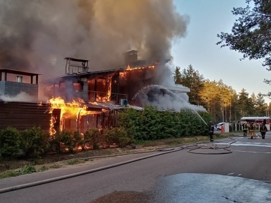 Масштабный пожар в поселке Энколово пытались потушить 6 часов