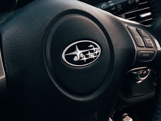 Автомобиль Subaru съехал в кювет и опрокинулся на юге Сахалина