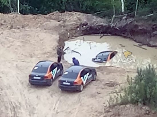В Новосибирске «Делимобиль» утопили в огромной яме с водой