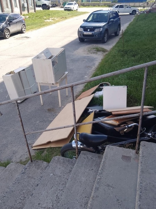 УК вышвырнула велосипеды и старую мебель жильцов из подъезда в Ноябрьске