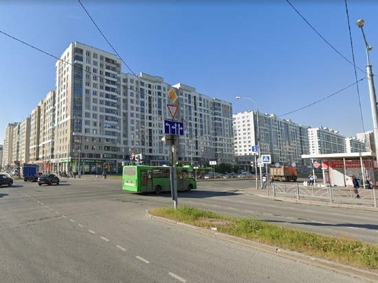 Мусоровоз отбросил легковушку в светофор в Екатеринбурге