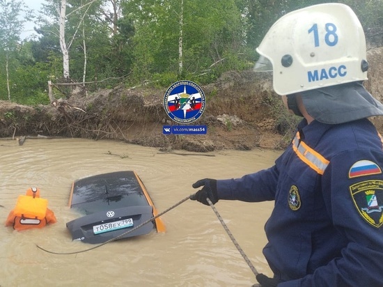 В Новосибирске водолазы обследовали утонувший в луже автомобиль