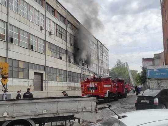 В Новосибирске спасли двух человек с места пожара на Королева