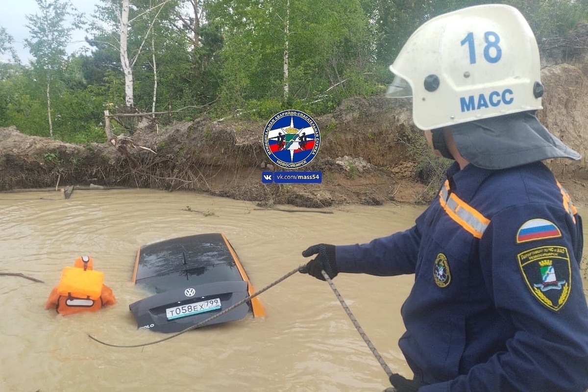 В Новосибирске водолазы обследовали утонувший в луже автомобиль - МК Новосибирск