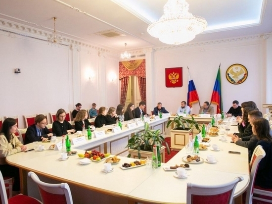 Глава Дагестана обсудил развитие туризма со студентами
