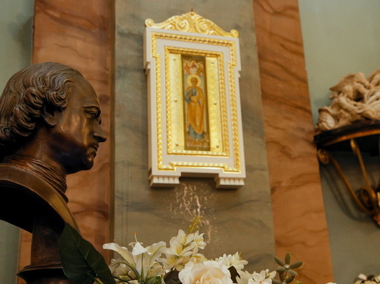 Восстановленную мерную икону Петра I вернули на историческое место в Петропавловском соборе