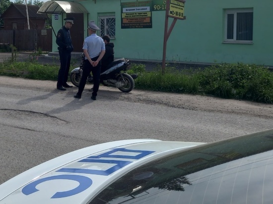Несовершеннолетнего новгородца поймали за рулем мотороллера