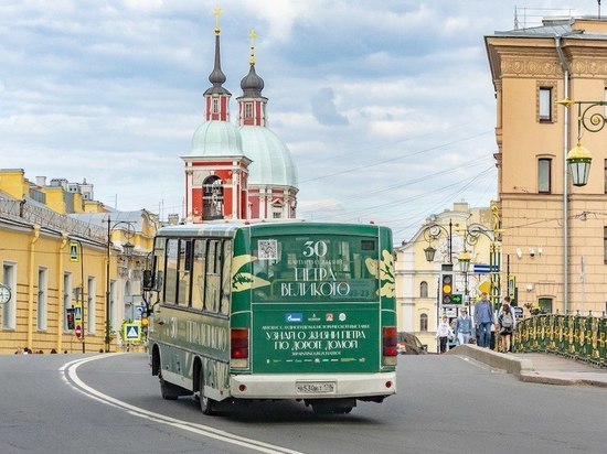 Петербуржцы смогут бесплатно прокатиться по городу на экскурсионном автобусе до 9 августа