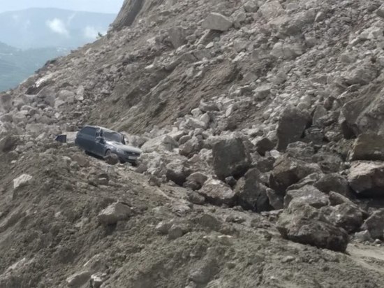В Ахвахском районе Дагестана камнепад заблокировал дорогу к 15 селам