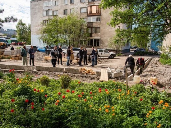Площадка, газон и асфальт появятся во дворе Мурманска на Гвардейской
