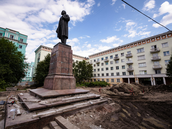 Плитка в сквере у памятника Ленину не перенесла первую зиму, ее вновь придется заменить