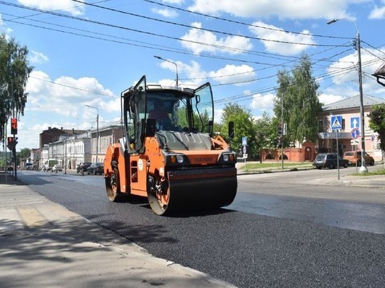 На одной из центральных дорог Серпухова приступили к укладке асфальта