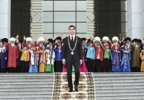 Владимир Путин теперь редко принимает зарубежных визитеров, но 10 июня к нему на смотрины приедет интересный гость - новый президент Туркменистана Сердар Бердымухамедов, унаследовавший пост отца, Гурбангулы Бердымухамедова