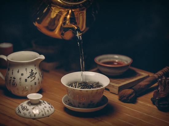 Диетолог Соломатина посоветовала летом чаще пить зелёный чай