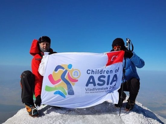 Флаг спортивных игр «Дети Азии» развернули на вершине Арарата в Турции