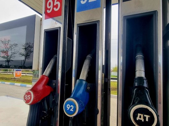 Бензин и дизельное топливо подешевели в двух районах Сахалина