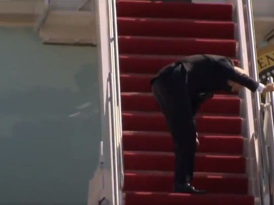 Американцы посоветовали своему президенту подниматься в самолёт на эскалаторе