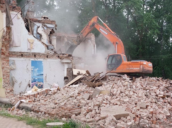 В Великом Новгороде сносят дом, признанный аварийным восемь лет назад