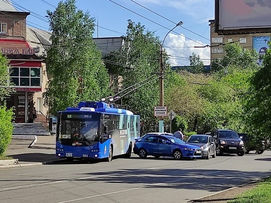 ДТП затруднило проезд троллейбусов по Бутина в Чите