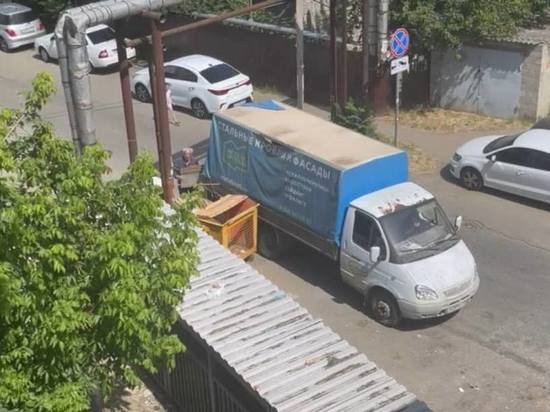 В Краснодаре водителя "Газели" оштрафовали за незаконный выброс мусора