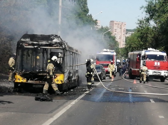 В Ростове дотла сгорел пассажирский автобус