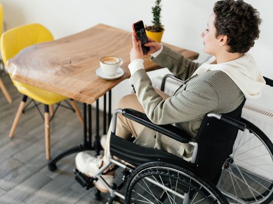 С помощью «Электронного сертификата» ФСС  можно приобрести специальный телефон и телевизор