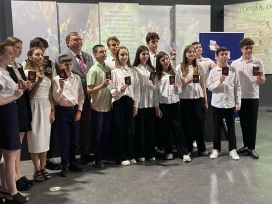 Председатель Заксобрания Ростовской области вручил паспорта лучшим школьникам региона
