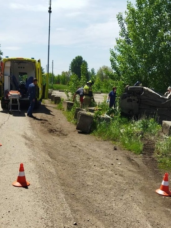 Легковушка врезалась в отбойник в Набережных Челнах, двое пострадали