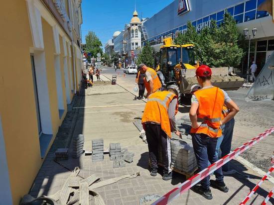 На центральной улице Астрахани приступили к укладке тротуарной плитки