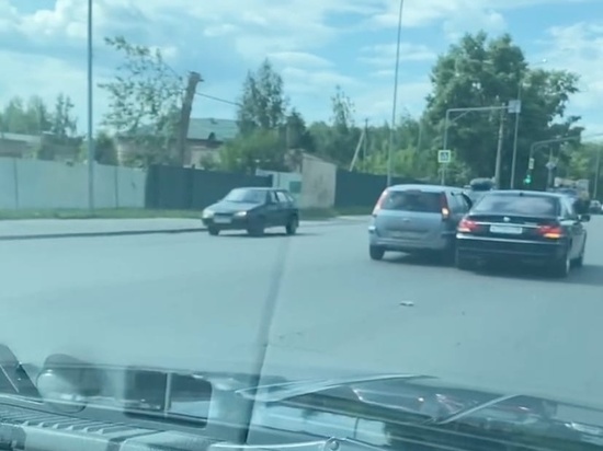 В Пензе на Окружной дорогу не поделили две легковушки