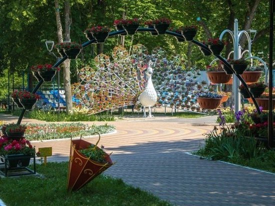 В Детский парк Курска «перекочевал» цветочный павлин с Театральной площади