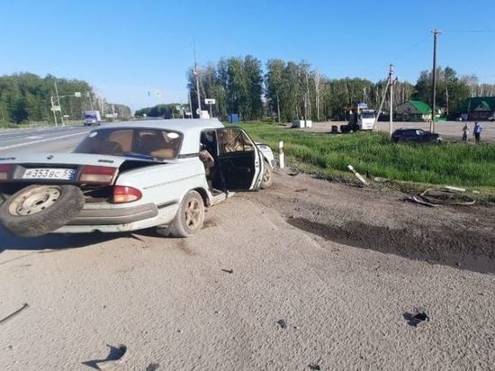 Шесть человек пострадали на омской «трассе смерти» в аварии «Волги» и «Хёндая»