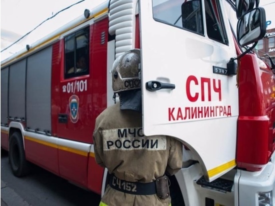 В Калининграде пожарные потушили пожар двухэтажный дом