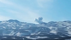Вулкан Эбеко на Курилах выпустил «салют» в честь Дня России