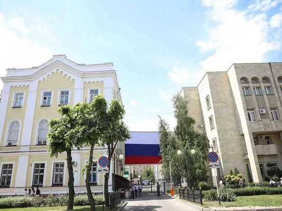 Окна в Ставрополе украсили российскими флагами
