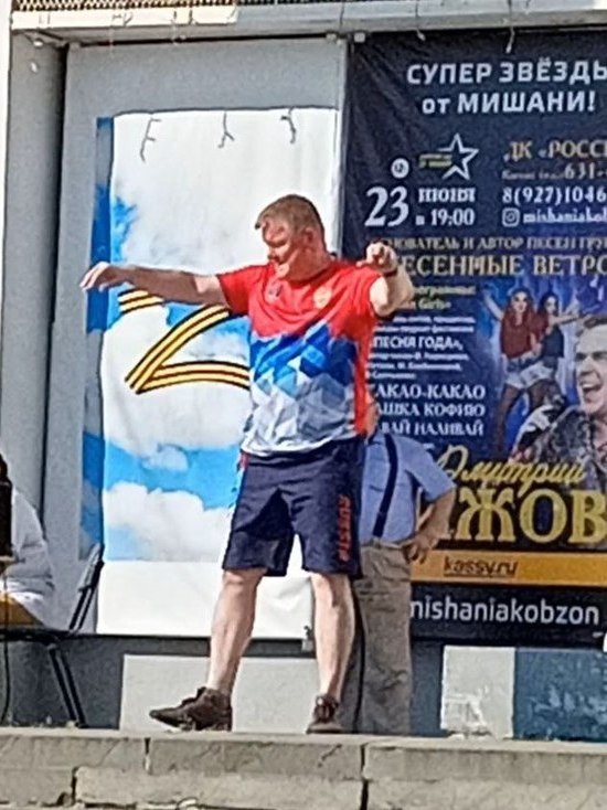Глава Саратова Исаев выбил ногой бутылку из рук силача Максюты