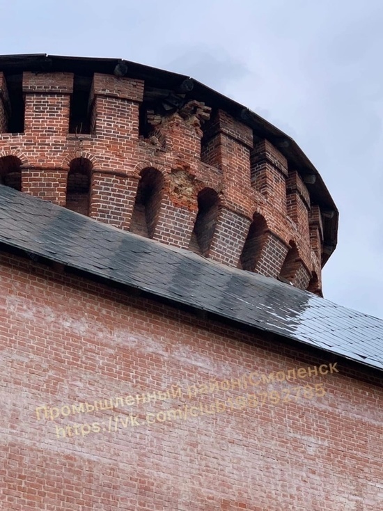 Во время ночной грозы в Смоленске молния ударила в башню крепостной стены