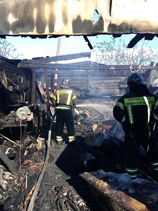 Владельцы четырех гаражей в автогородке в Росляково лишились боксов из-за пожара