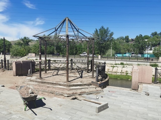 Одну из кованных беседок на набережной Качи в Красноярске разобрали рабочие