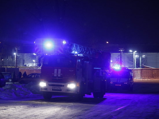 Огонь полностью охватил двухэтажный дом в МО Горелово в Красносельском районе