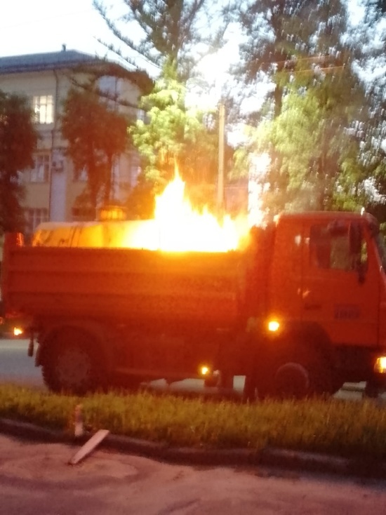 В центре Ярославля загорелся грузовик