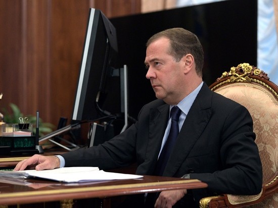Медведев поздравил россиян с Днем России фотографией
