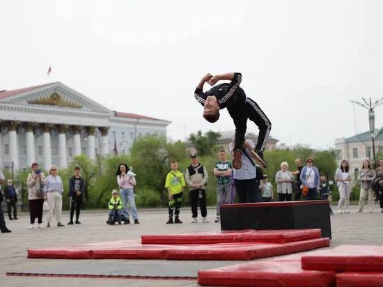 Соревнования по паркуру прошли на центральной площади Читы в День России