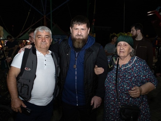 Селфи и объятья: Кадыров &#34;вышел в люди&#34; в Грозном